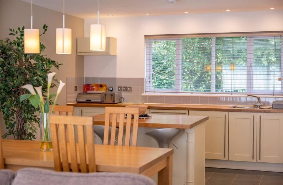 Cosy open plan dining area