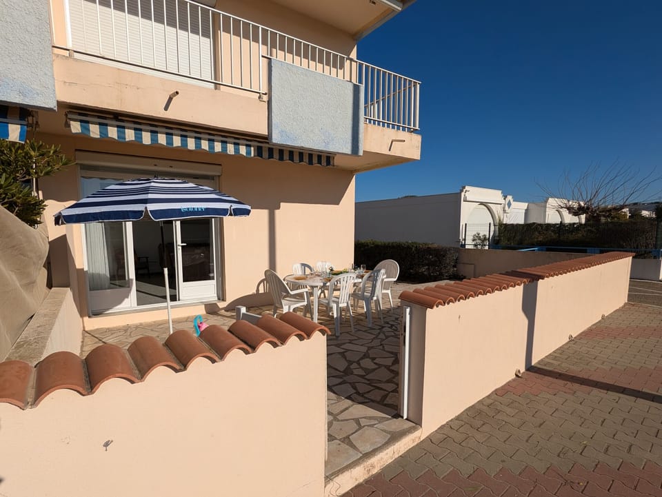 Access from the street by a small gate, leading to the terrace and then to the living room