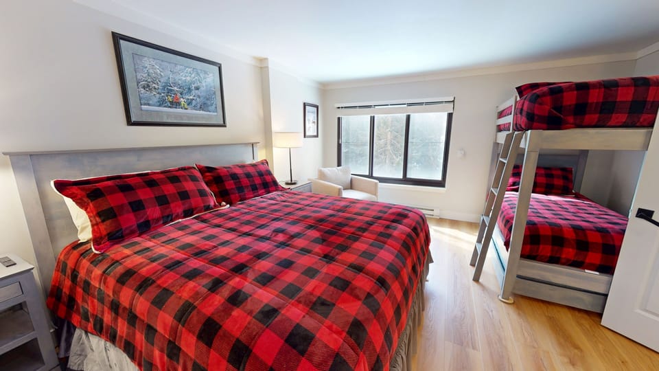 Indoors, Furniture, Bed, Bedroom, Room