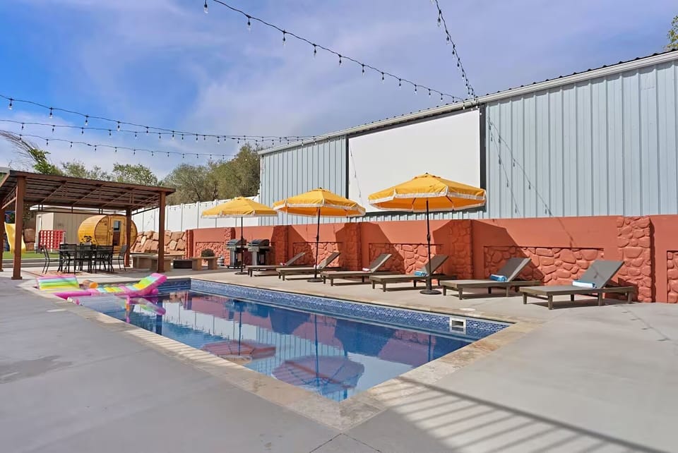 Backyard amenities: Desert sunsets & poolside vibes—your perfect retreat!