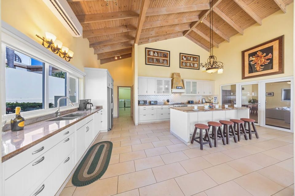 Open-concept and fully equipped kitchen with a view to the outdoors.