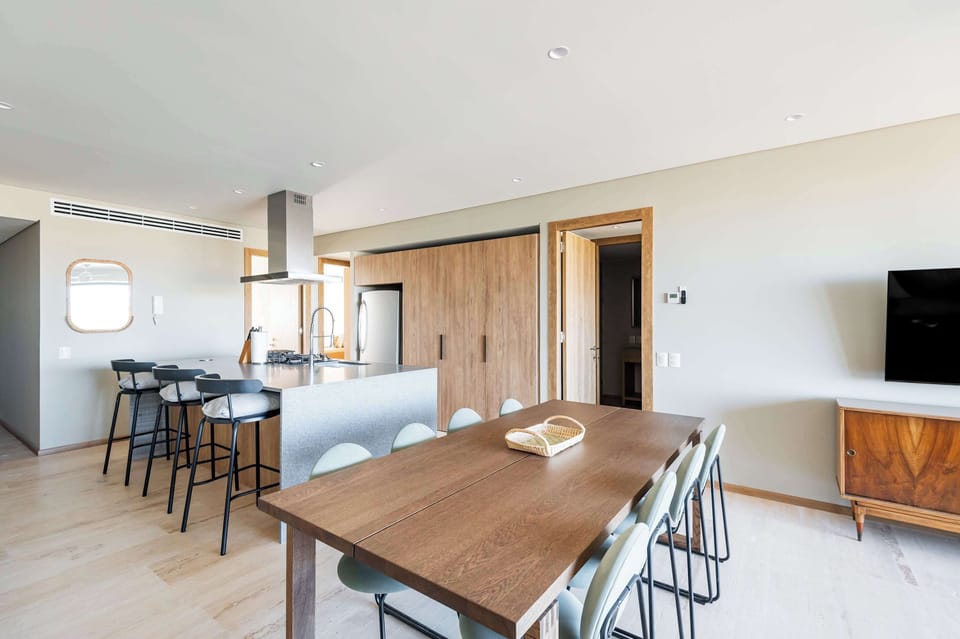 Vista al comedor y cocina completa 
