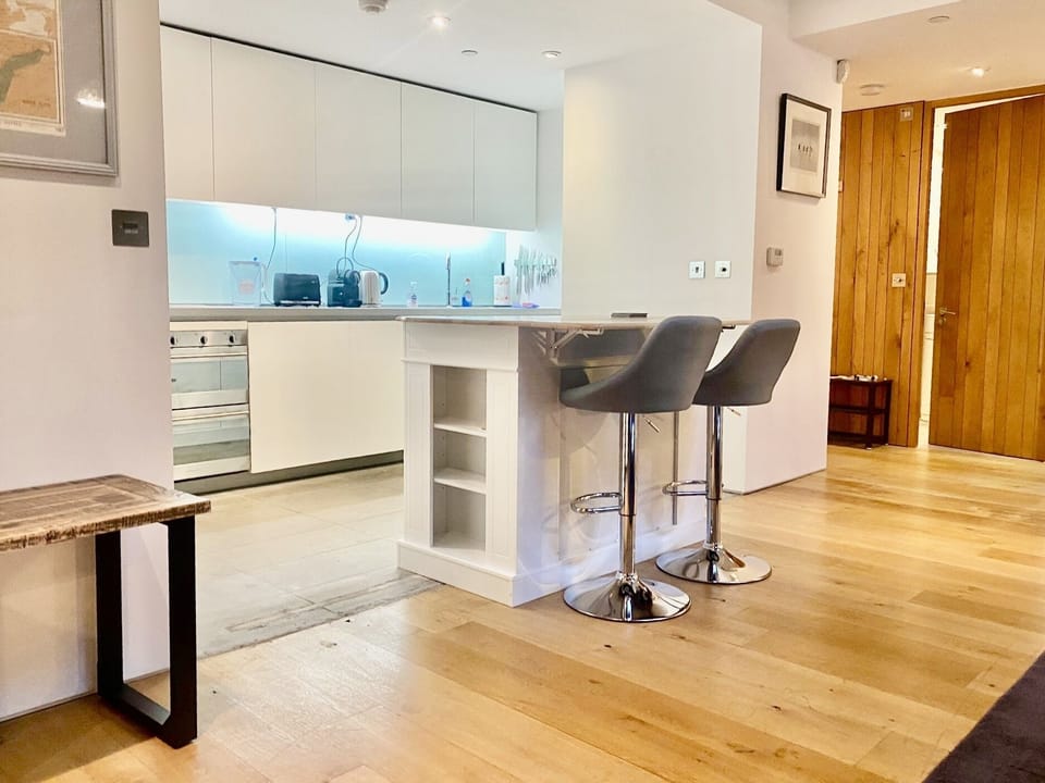 Kitchen and breakfast bar