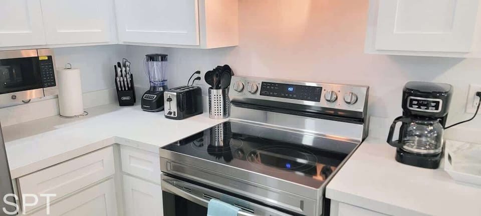 4c859ed9-8a03-47-yr-VV