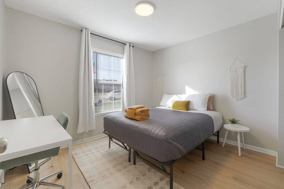 Sleep soundly in this cozy queen-sized bed, with plenty of natural light pouring in from the large window. 
