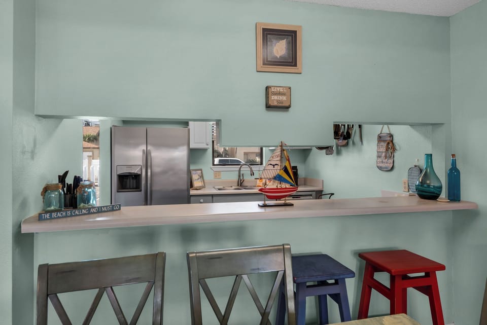 Eat-in Kitchen Bar