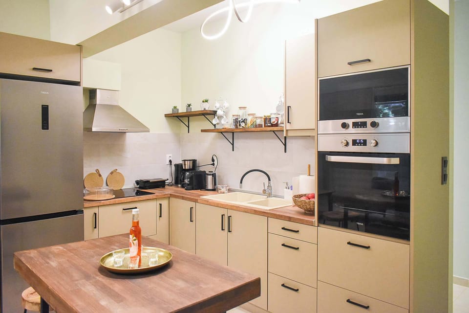 Fully Equipped Kitchen with Dining table