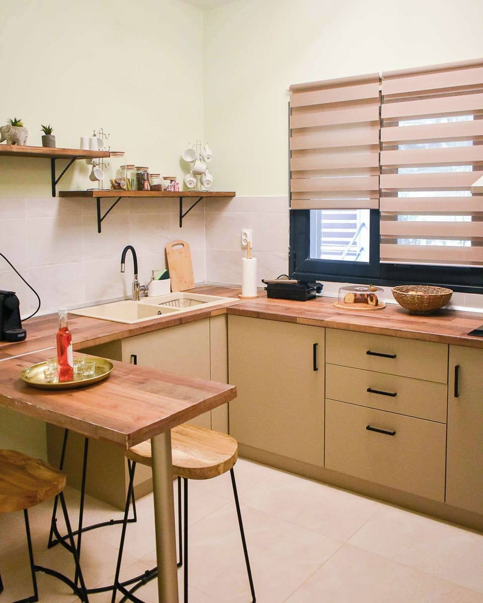 Fully Equipped Kitchen with Dining table