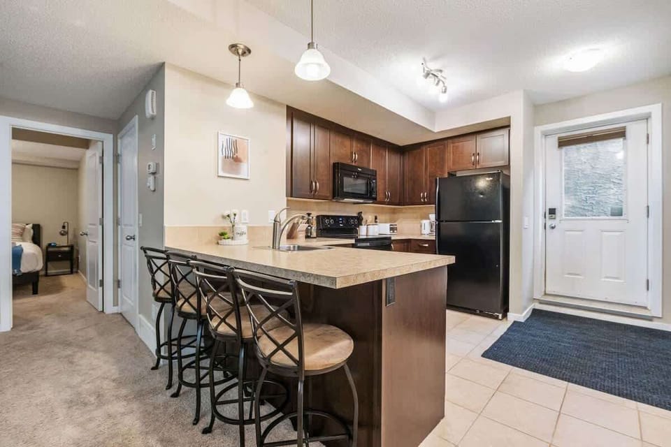 L shaped kitchen with bar seating for 4 makes meals easy to present.