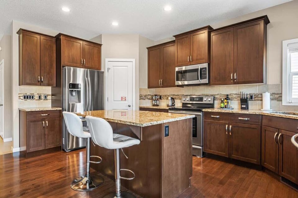 Beautiful stone and a massive u-shaped Kitchen is mighty enough to help you entertain even the largest groups.