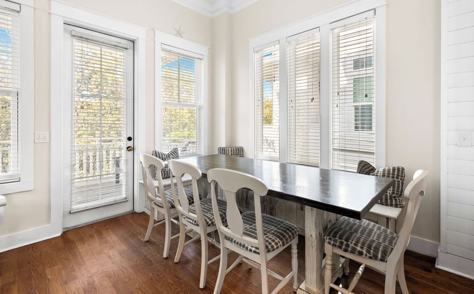 Dining area 2 seats 8