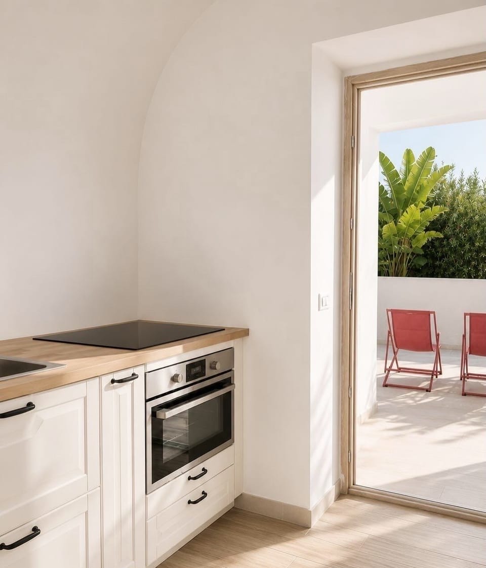 Fully equipped kitchen with oven and induction hob, opening directly onto the terrace.