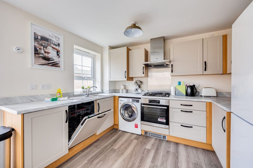 A fully equipped kitchen with everything you need to prepare a home-cooked meal.