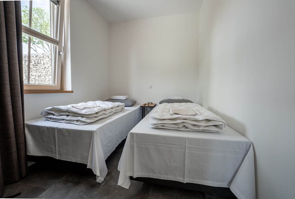 Bedroom two single beds - De Witte Brugh- 't Fennoat