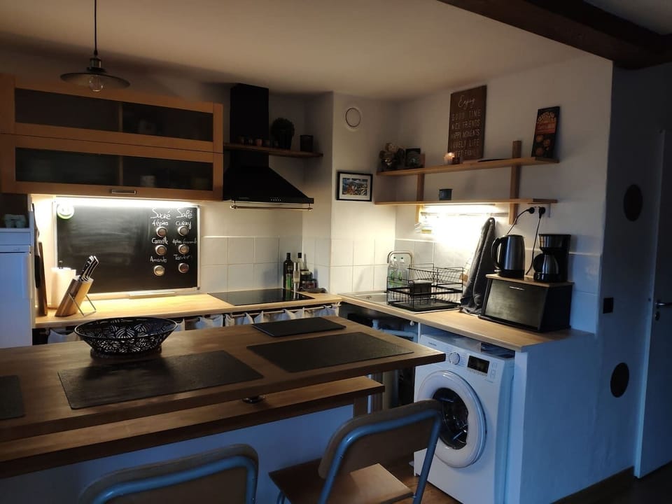 A fully equipped kitchen with raclette cheese machine and food processor