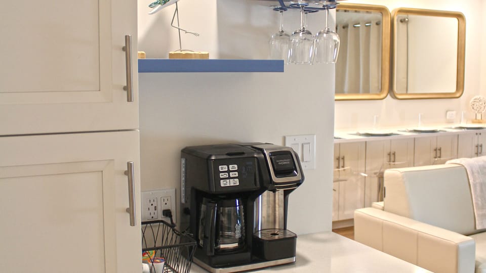 Coffeemaker with both carafe and single pod brew.