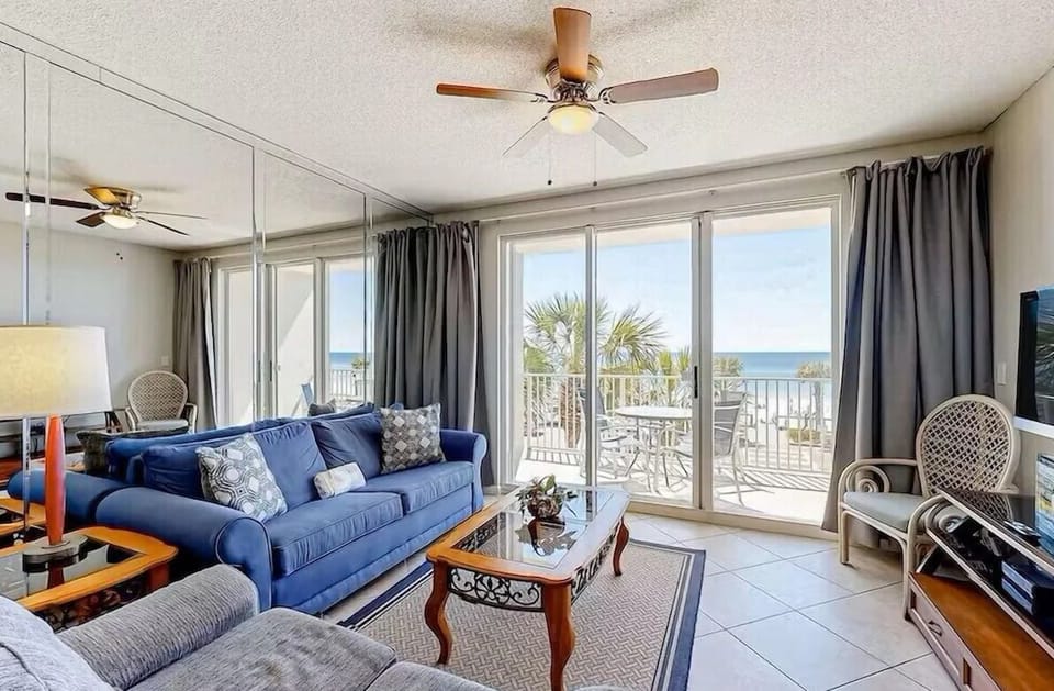 Spacious living area with plenty of seating, Queen sleeper sofa, Gulf views, 55" Smart TV with easy access to Roku, Prime TV, Netflix, and more!