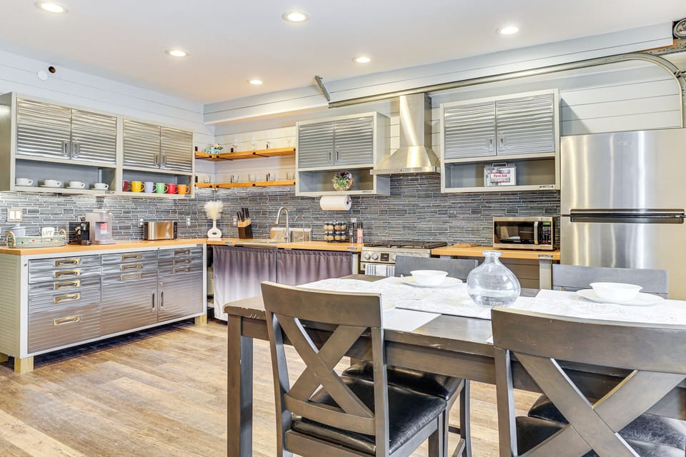 Kitchen | Single-Story Apartment | Free WiFi