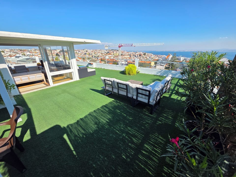 Terrace (facing South-East with the São Jorge castle on the background)