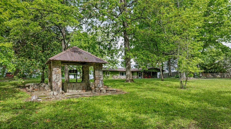Front yard views of Talking Leaves Cottage from Scenic Highway :)