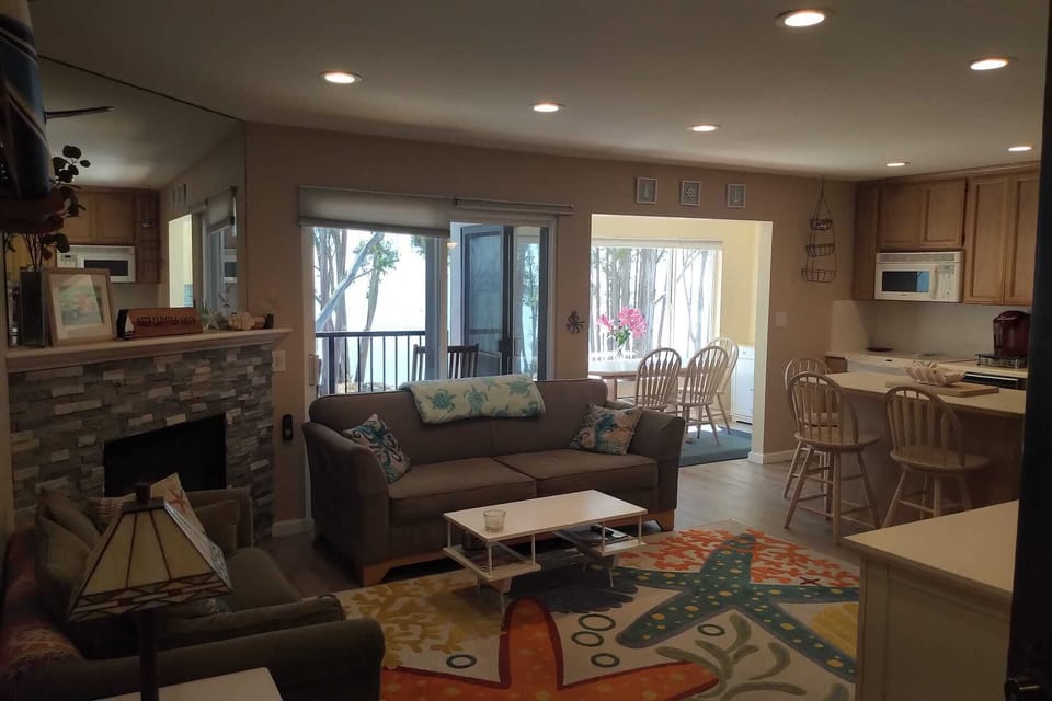 Living room/kitchen open floorplan with gas fireplace