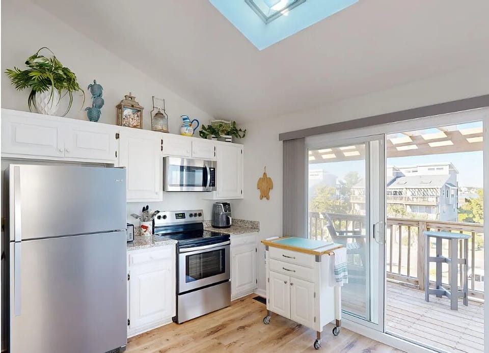 Enjoy making meals in this kitchen...views of the ocean and waterway!!