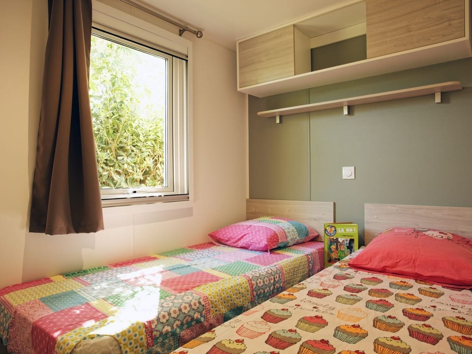 Cosy bedroom with twin beds, ideal for families or friends.