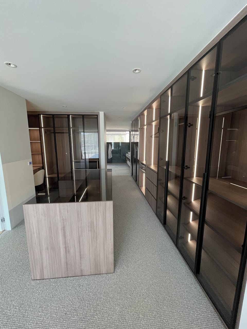  beautiful Wir with led lighting throughout
Plenty of space for all your cloths 