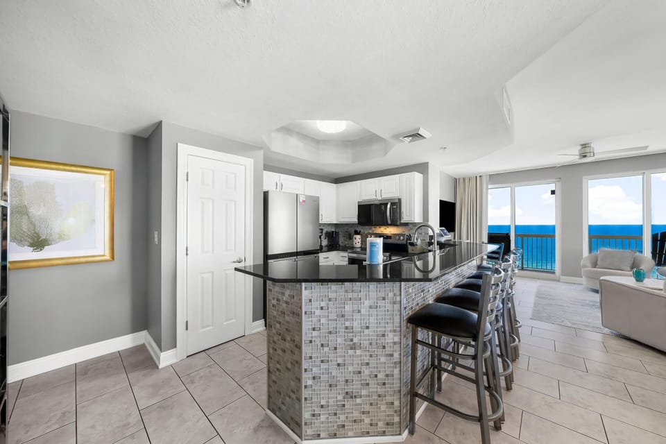 Kitchen with Breakfast Bar