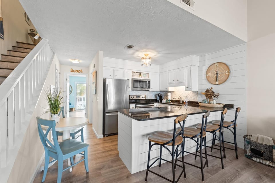 Kitchen with Breakfast Bar