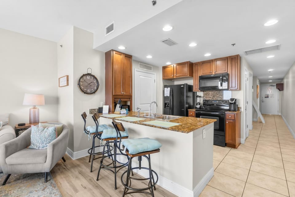 Kitchen with Breakfast Bar