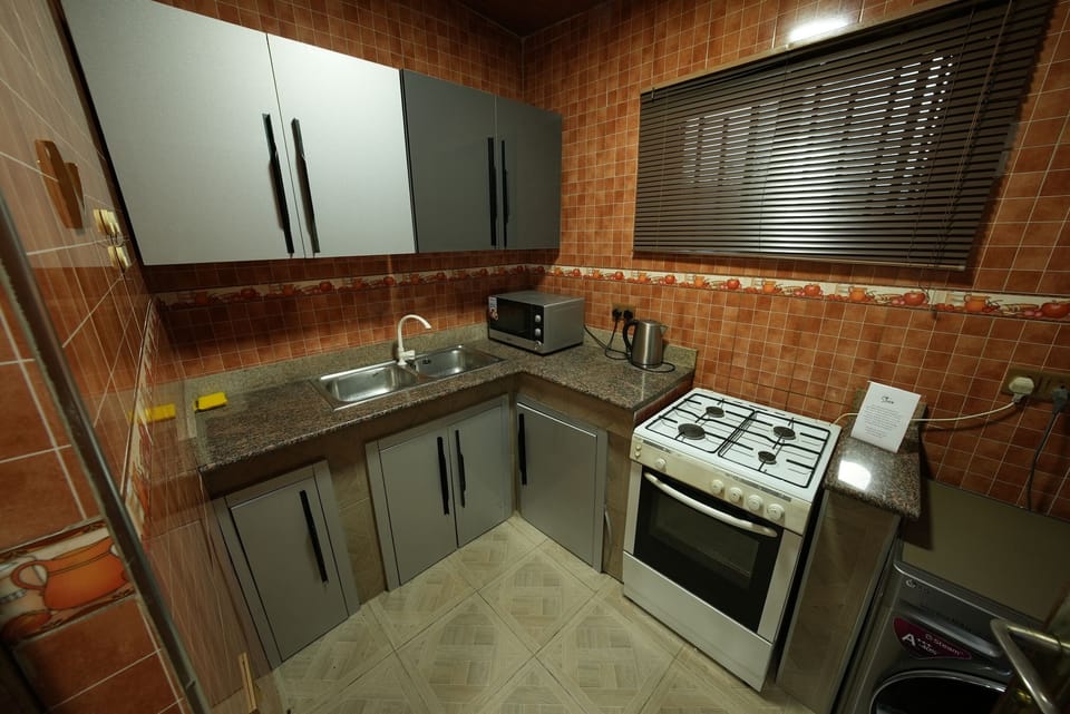 Fully equipped kitchen with granite worktops, gas hob and washing machine.