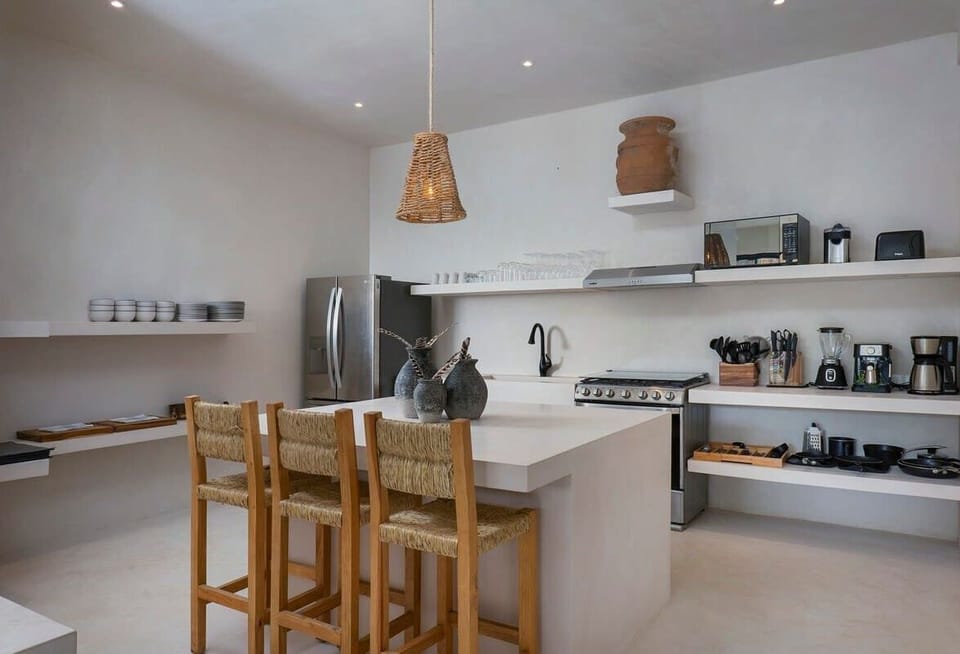 Modern and elegant fully equipped kitchen. Beautiful island located in the center with space for three guests.
