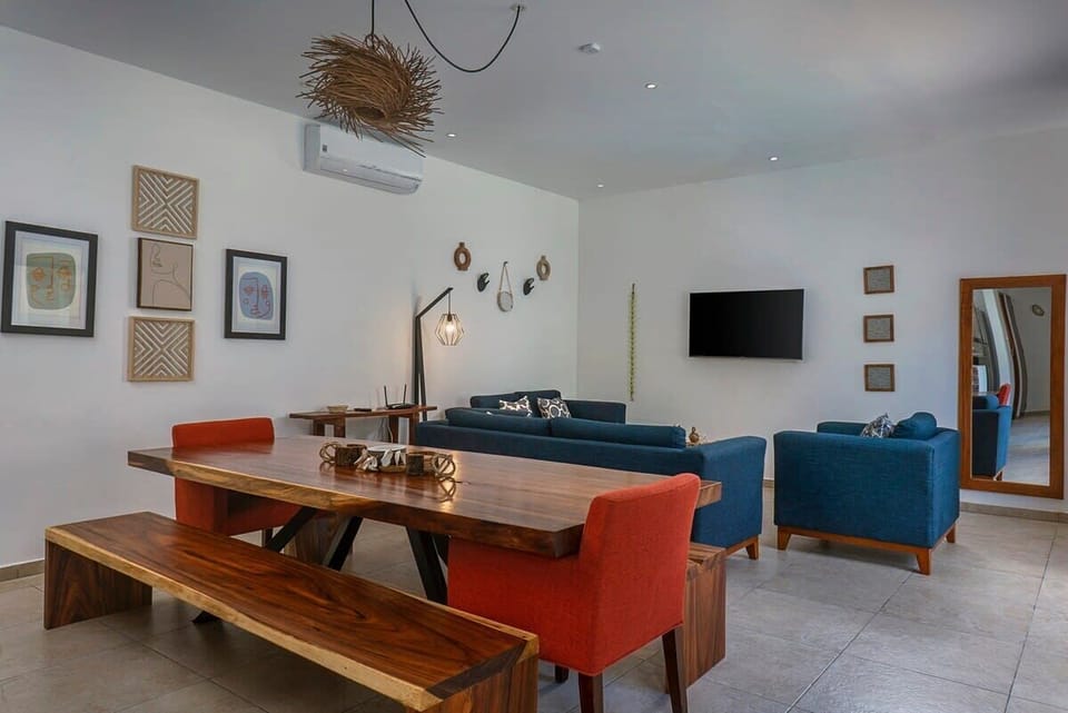 Integrated living and dining room in a harmonious space. Beautiful view of the patio.