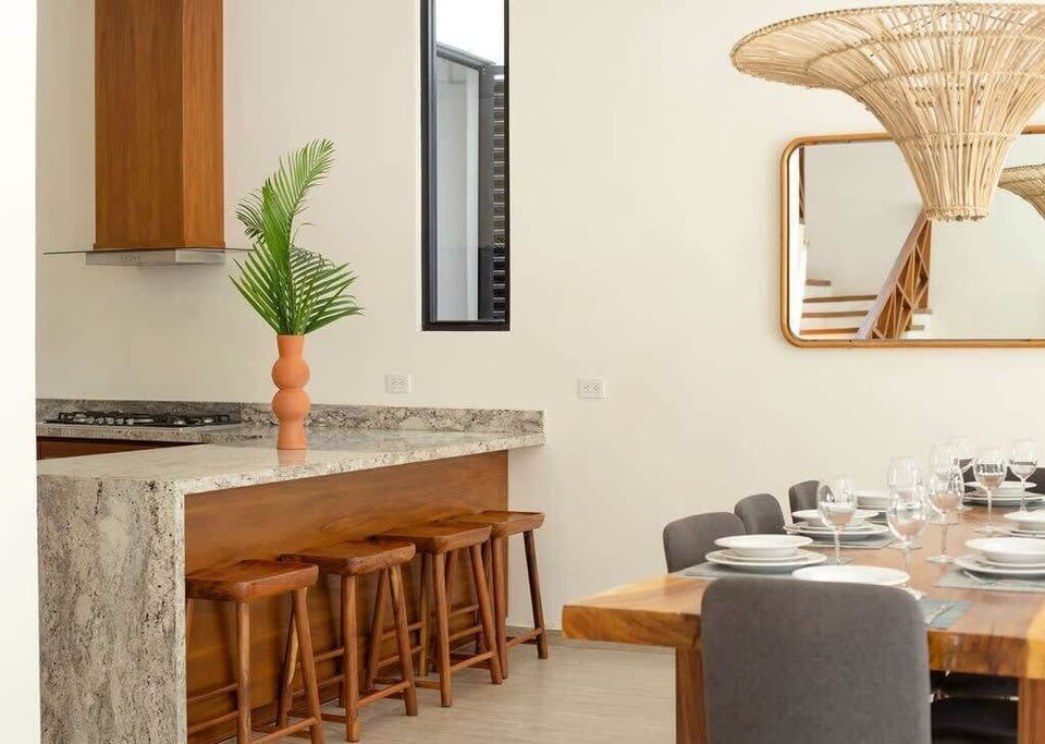 Modern and elegant kitchen. It has an imposing bar with space for four guests.