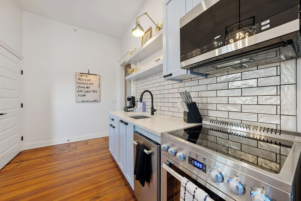 Kitchen & Dining