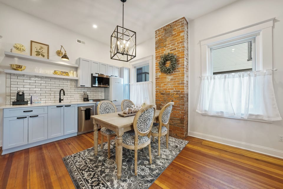 Kitchen & Dining