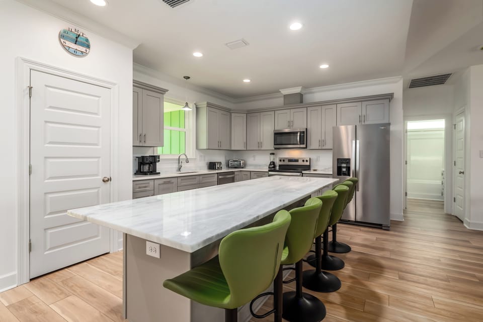 008 Beautiful Cs Kitchen Island with Dining Space