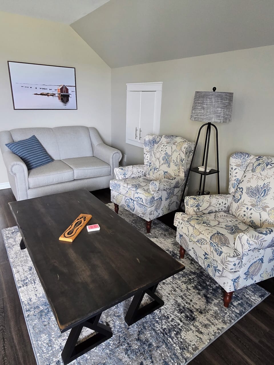 Sitting/living room area 