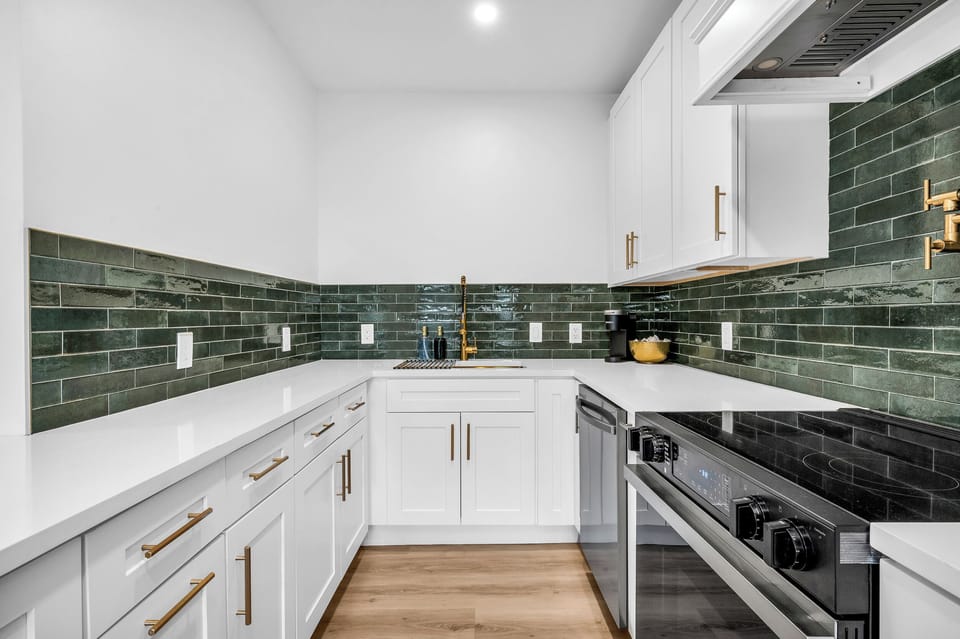 Kitchen is equipped with microwave, dishwasher, Keurig, pods, cream & sugar!