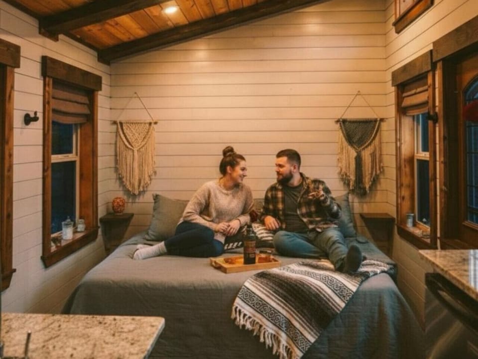 Sink into the comfortable queen bed after a day of exploring Sedona, Jerome, or Arizona Wine Country. Warm wood finishes and boutique design create the perfect setting for a relaxing night`s sleep.