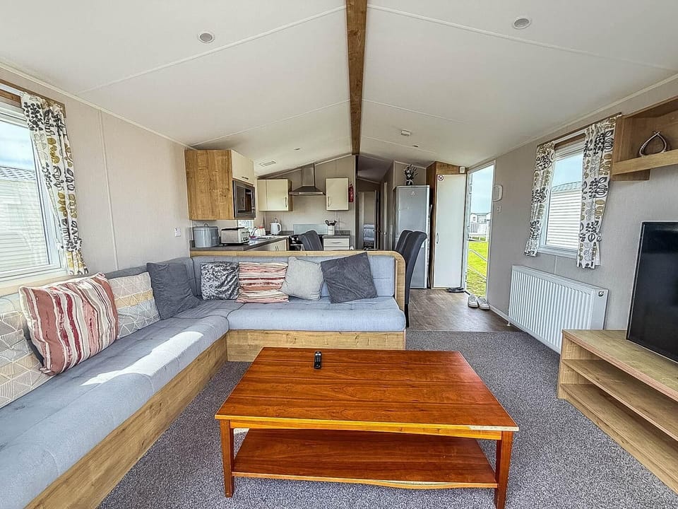 Settle into this comfortable static caravan, with private decking, and enjoy being near the Lincolnshire coast.
