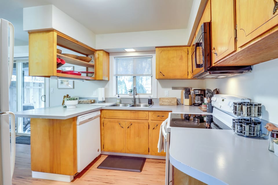 Kitchen | Spices | Keurig & Drip Coffee Pot