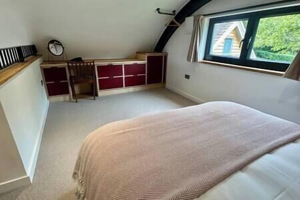 Mezzanine bedroom - king size bed (3)