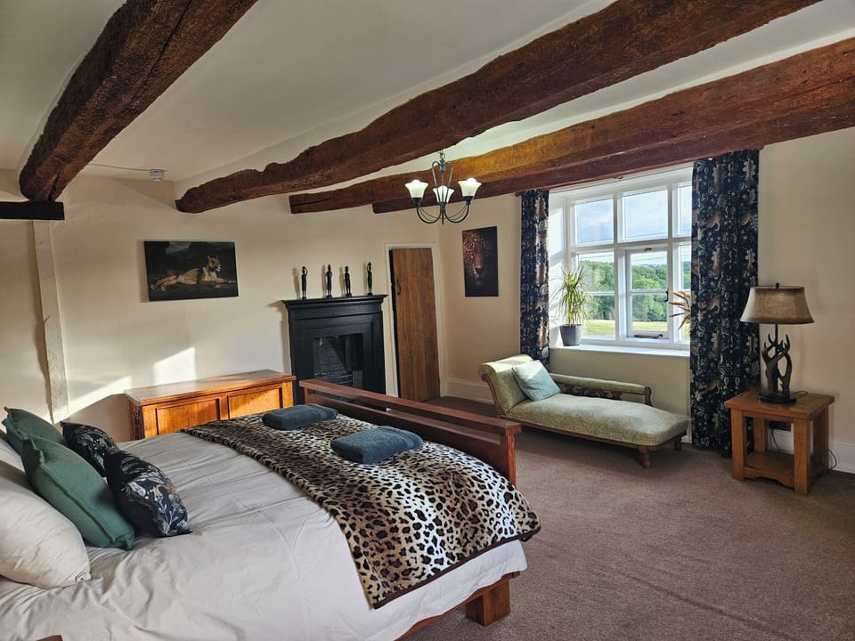 Big Cat Nap, the master bedroom with emperor bed and ensuite on the first floor