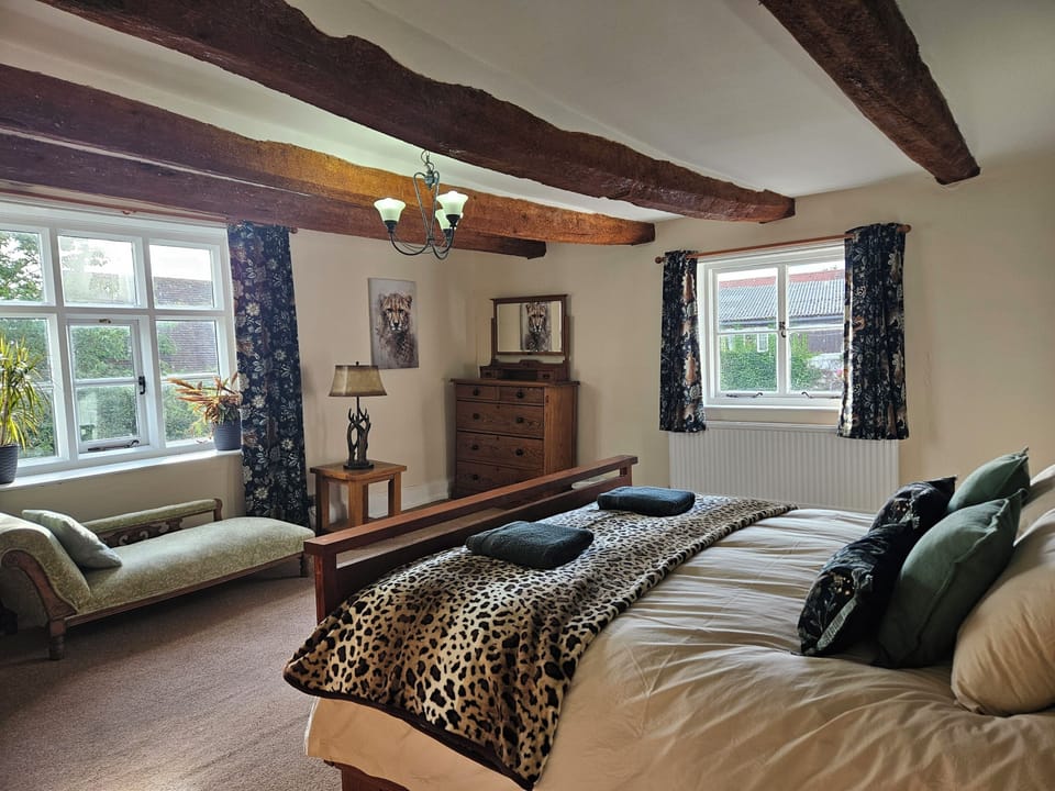 Big Cat Nap, the master bedroom with emperor bed and ensuite on the first floor