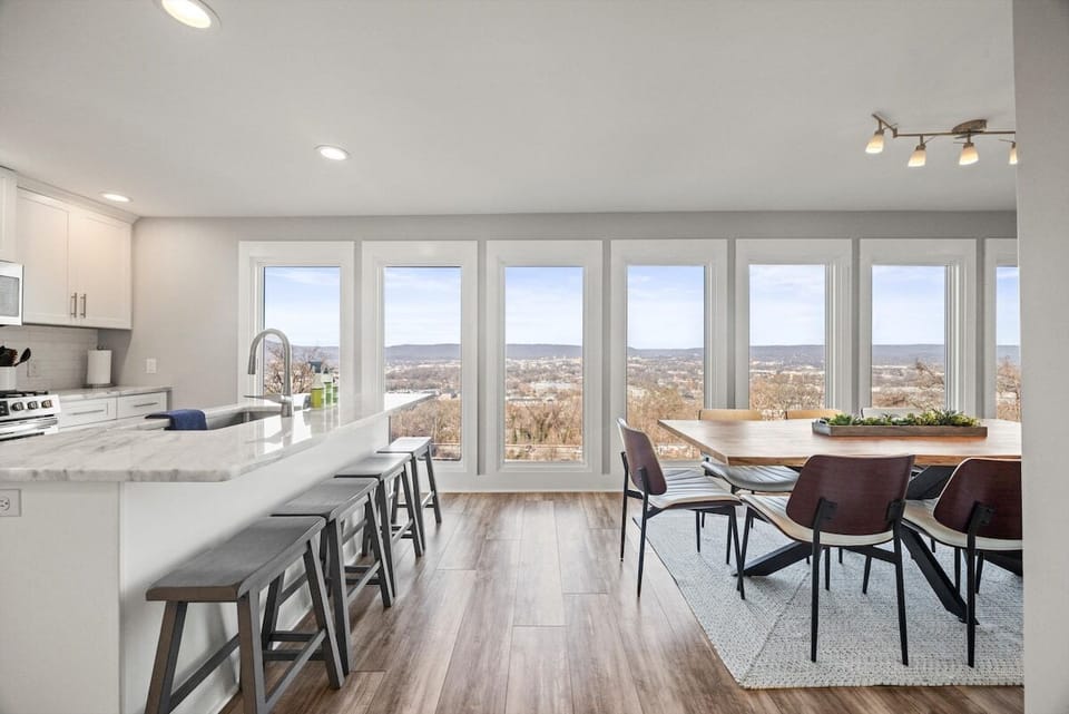 Main level - Kitchen and dining room
