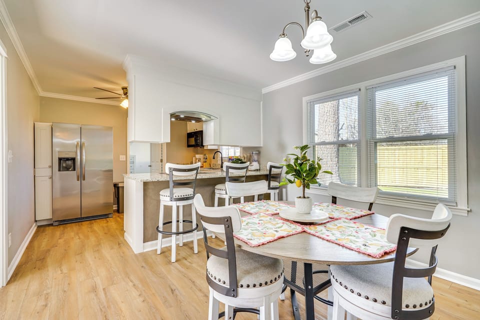 Dining & Kitchen Area | Open Floor Plan