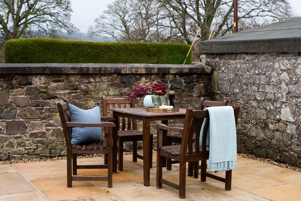 Coachman's Cottage - patio seating in the courtyard