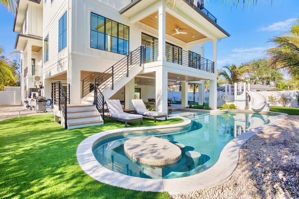 Swim-Up Bar